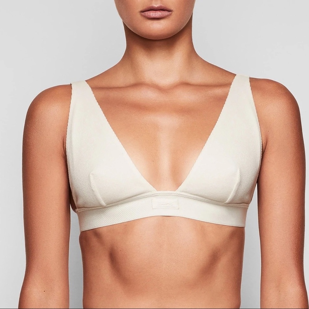 NWT SKIMS Plunge Bra in Bone